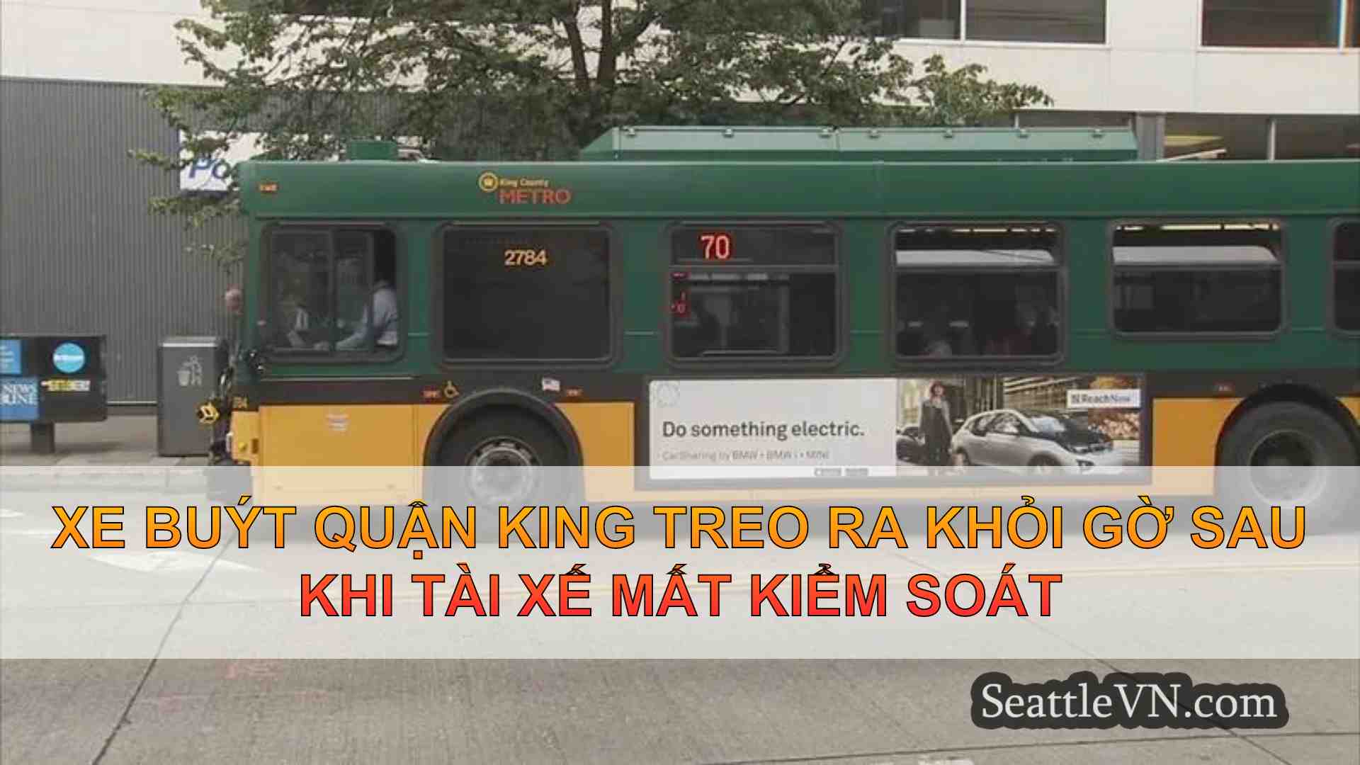 Xe buýt quận King treo ra khỏi gờ