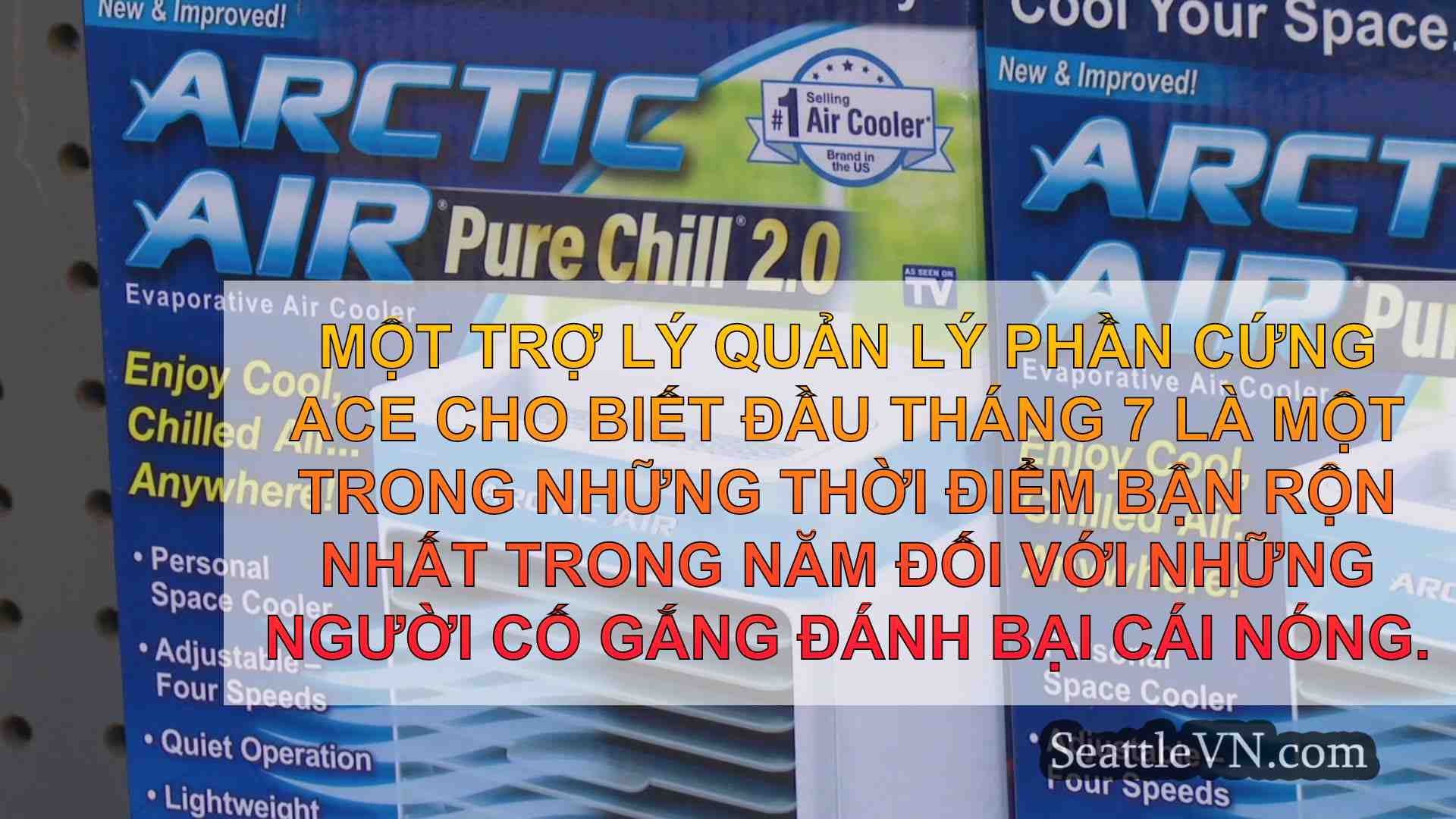 Mọi người đổ xô đến các cửa hàng để mua