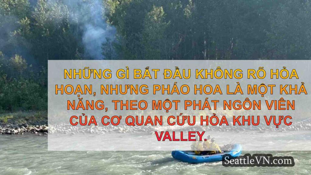 Lính cứu hỏa sử dụng thuyền để dập tắt