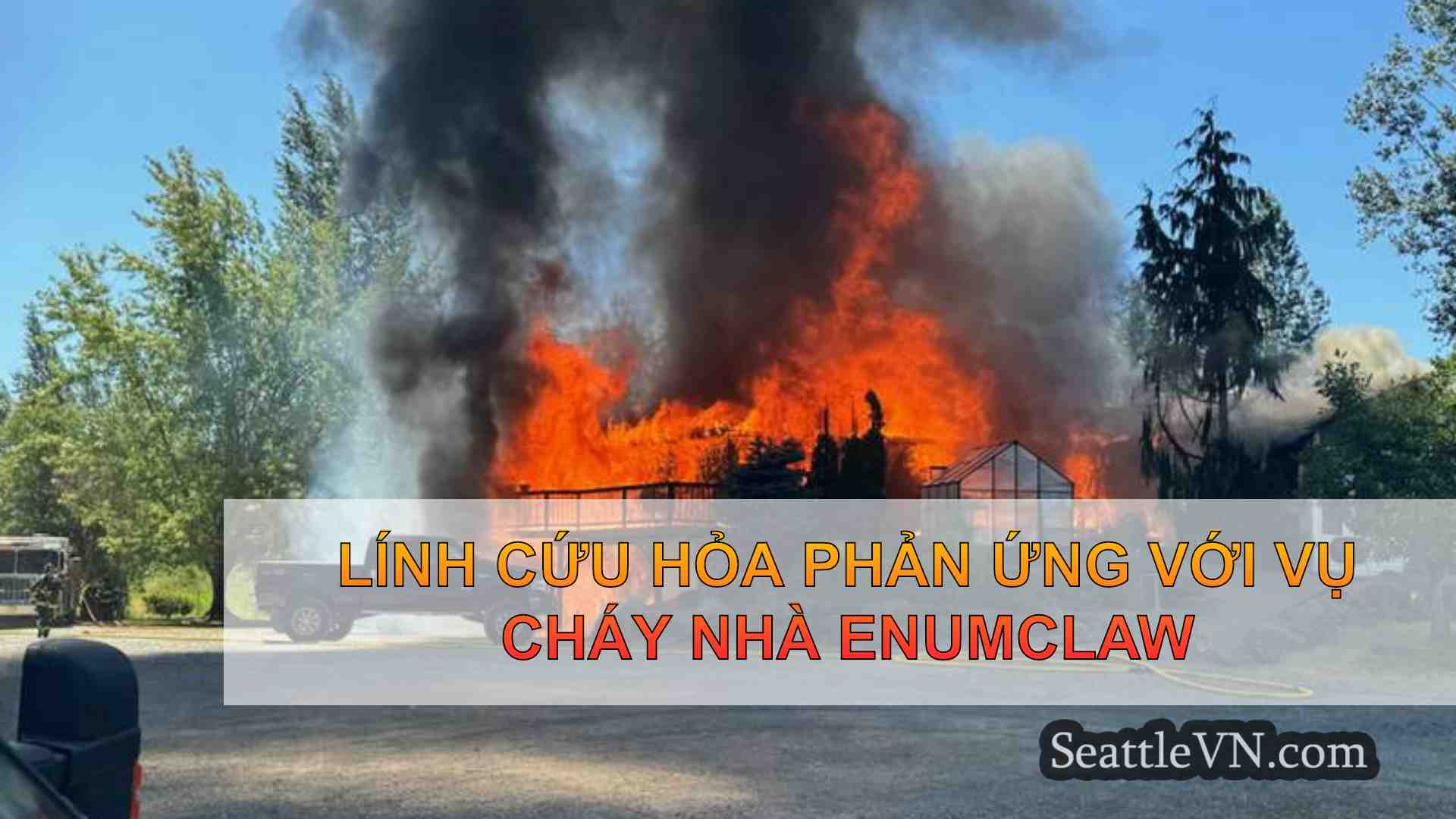 Lính cứu hỏa phản ứng với vụ cháy nhà