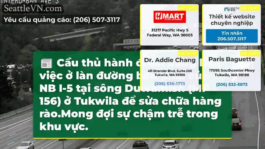 Cầu thủ hành đoàn đang làm việc ở làn đường bên