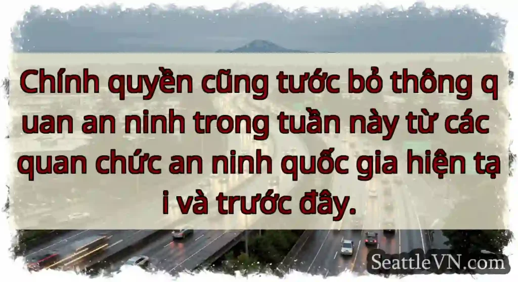 Chính quyền cũng tước bỏ thông quan an ninh trong