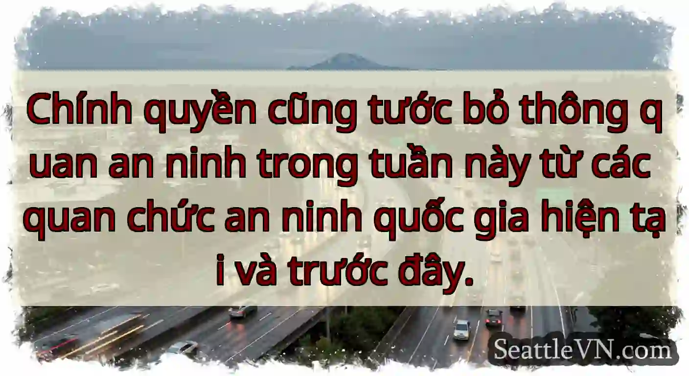 Chính quyền cũng tước bỏ thông quan an ninh trong