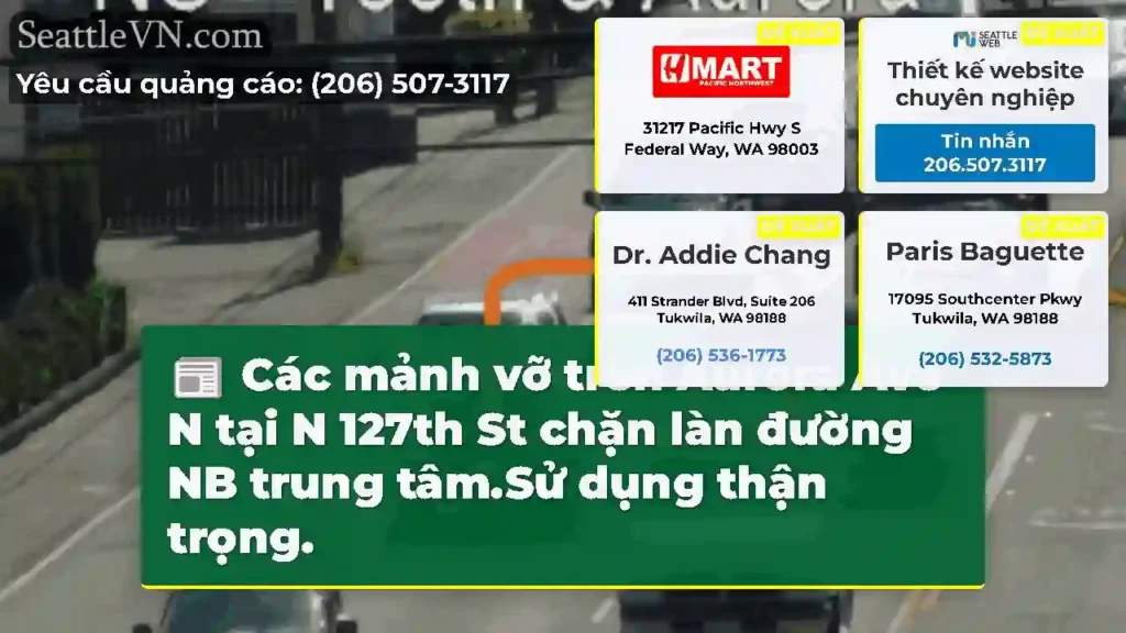 Các mảnh vỡ trên Aurora Ave N tại N 127th St chặn
