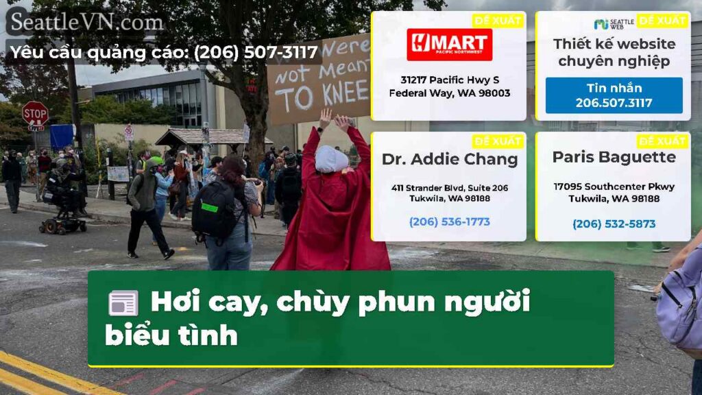 Hơi cay, chùy phun người biểu tình