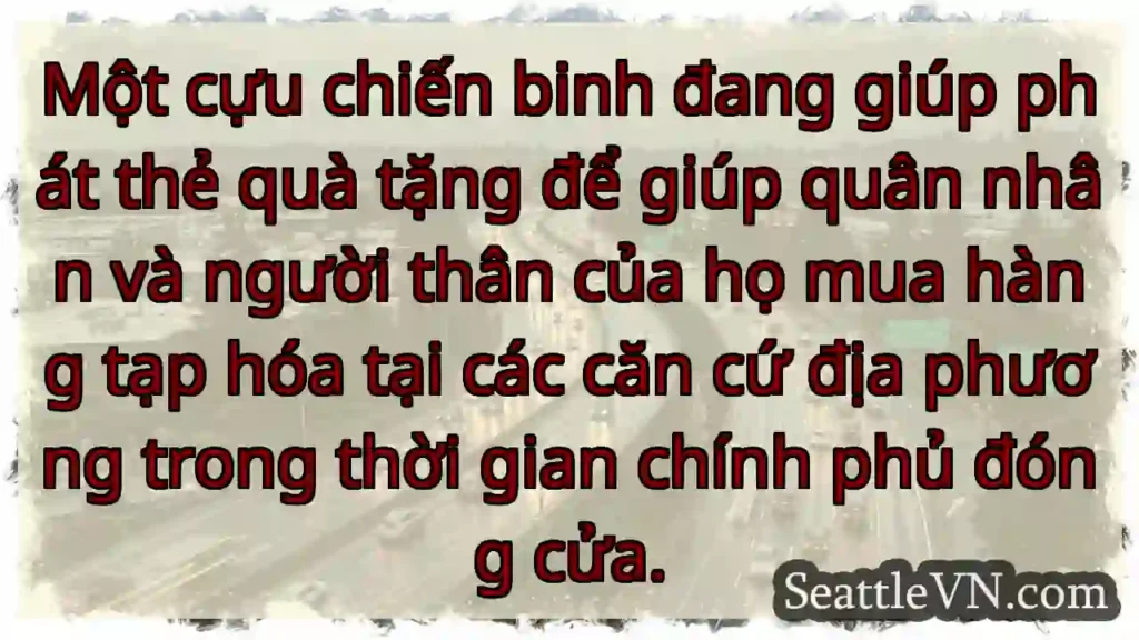 Một cựu chiến binh đang giúp phát thẻ quà tặng để