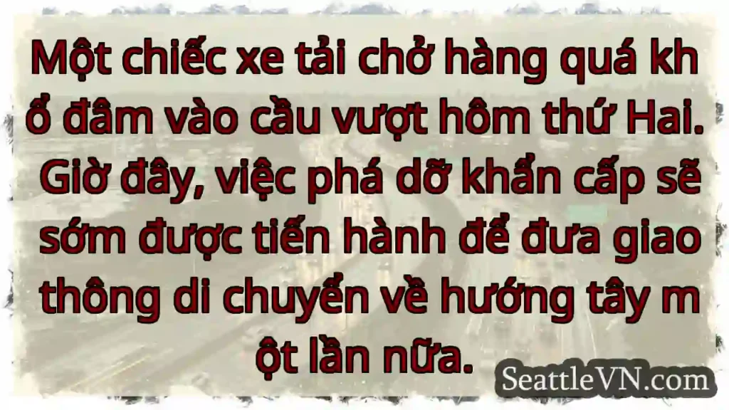 Một chiếc xe tải chở hàng quá khổ đâm vào cầu