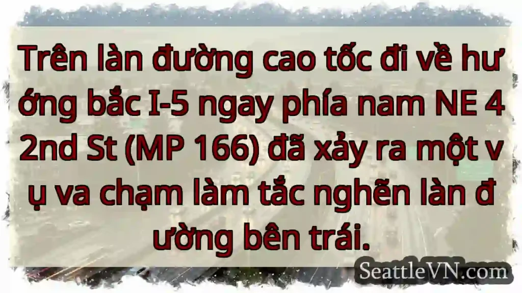 Trên làn đường cao tốc đi về hướng bắc I-5 ngay