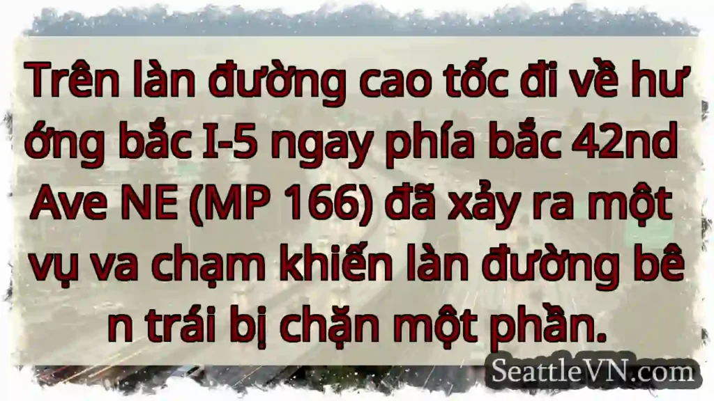 Trên làn đường cao tốc đi về hướng bắc I-5 ngay