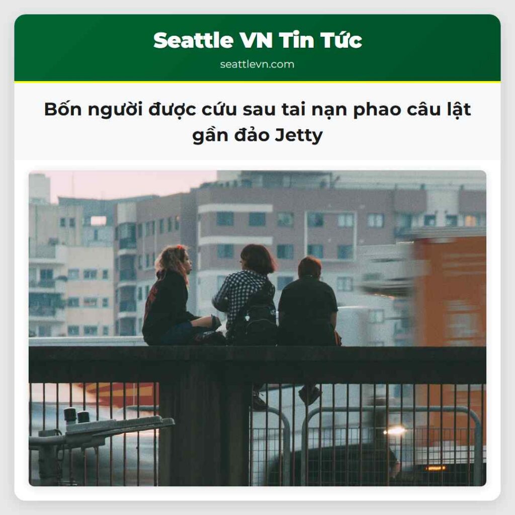 Bốn người được cứu sau tai nạn phao câu lật gần