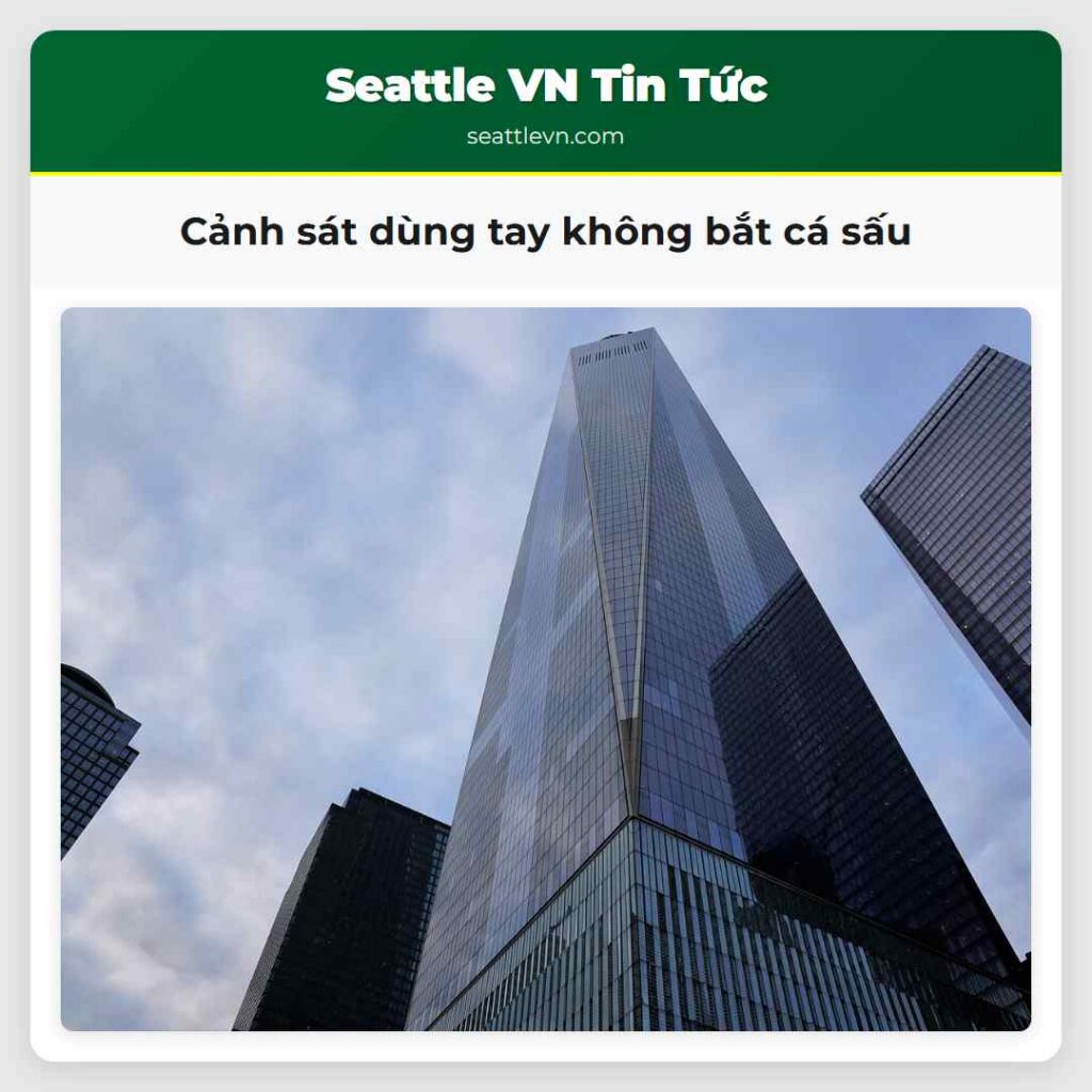 Cảnh sát dùng tay không bắt cá sấu