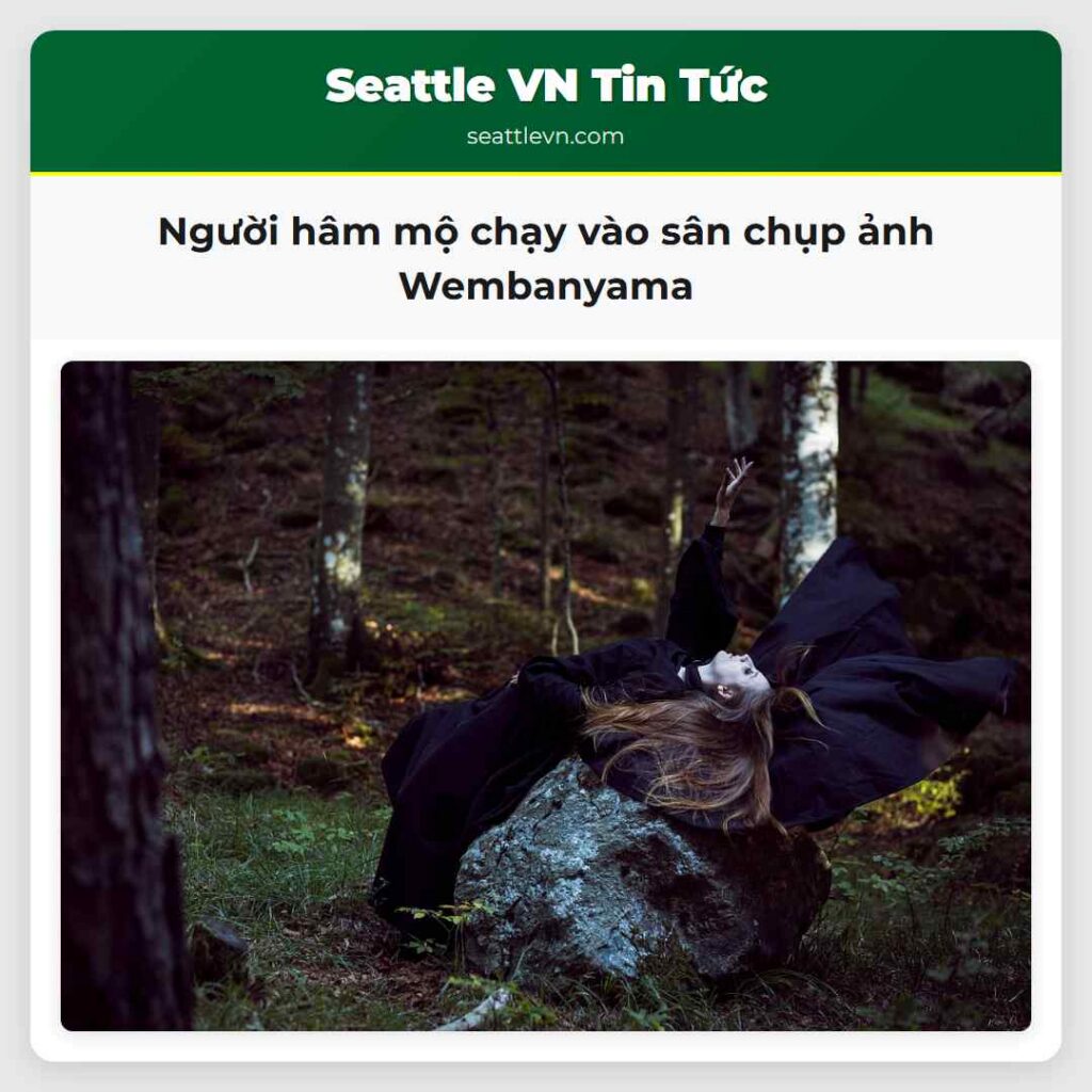 Người hâm mộ chạy vào sân chụp ảnh Wembanyama