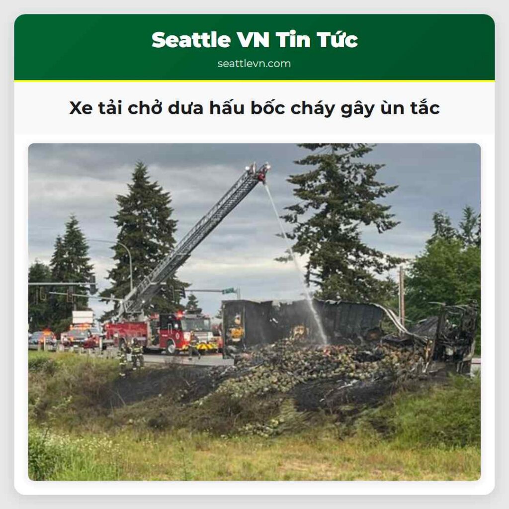 Xe tải chở dưa hấu bốc cháy gây ùn tắc