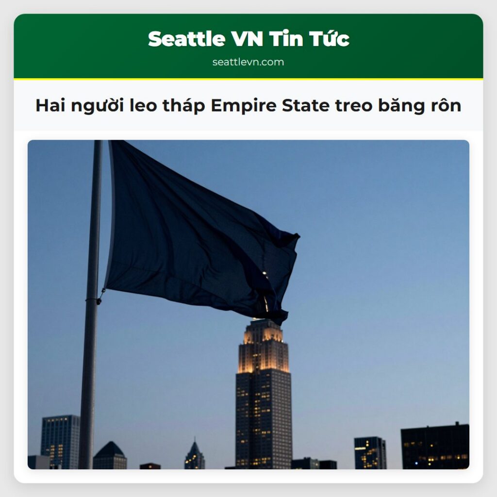 Hai người leo tháp Empire State treo băng rôn