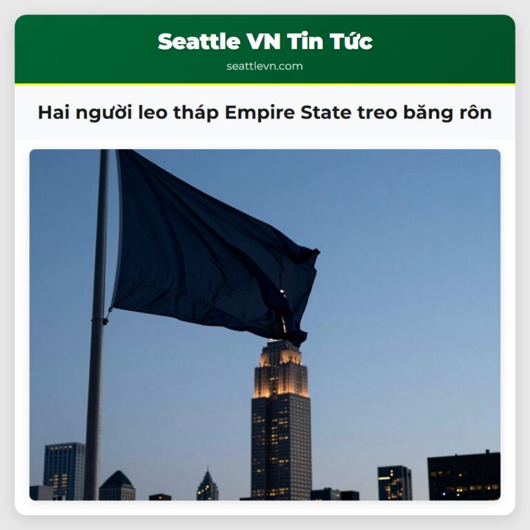 Hai người leo tháp Empire State treo băng rôn